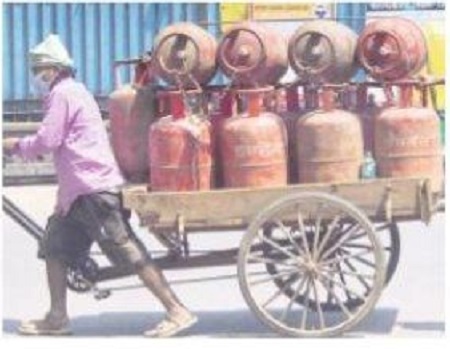 భారీగా తగ్గిన వంట గ్యాస్