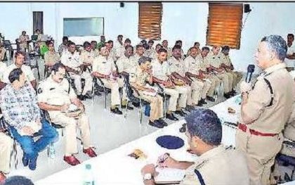 ఫిర్యాదుదారులను నవ్వుతూ పలకరించండి : సీపీ