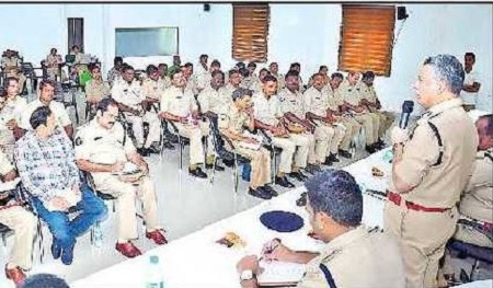 ఫిర్యాదుదారులను నవ్వుతూ పలకరించండి : సీపీ
