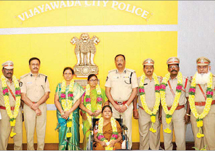 రిటైర్డ్ పోలీసు సిబ్బందికి ఆత్మీయ వీడ్కోలు