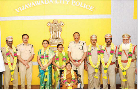 రిటైర్డ్ పోలీసు సిబ్బందికి ఆత్మీయ వీడ్కోలు