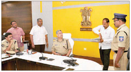 మనవాళ్ల సమస్యలు పరిష్కరించండి
