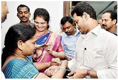 ఉగాదికి ఇళ్ల పట్టాలు