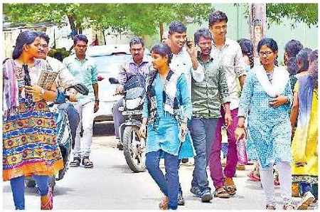 కొలువుల.. సందడి