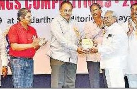 విద్యార్థి దశలోనే దేశభక్తి పెంచుకోవాలి