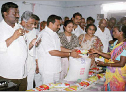 వరద బాధితులకు నిత్యావసర సరుకుల పంపిణీ