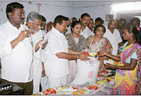 వరద బాధితులకు నిత్యావసర సరుకుల పంపిణీ