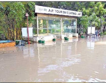 జలదిగ్బంధంలో పర్యాటక ప్రదేశాలు