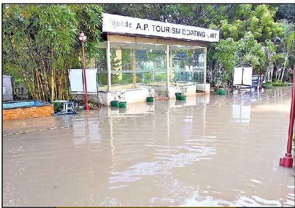 జలదిగ్బంధంలో పర్యాటక ప్రదేశాలు