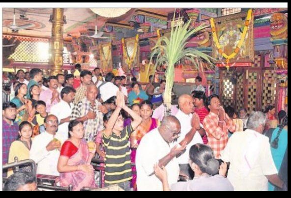 దుర్గమ్మ సన్నిధిలో భక్తుల రద్దీ