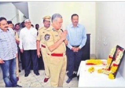 ప్రకాశం పంతులుకు విజయవాడ సీపీ నివాళి