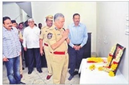 ప్రకాశం పంతులుకు విజయవాడ సీపీ నివాళి