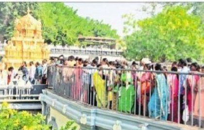 కిక్కిరిసిన ఇంద్రకీలాద్రి