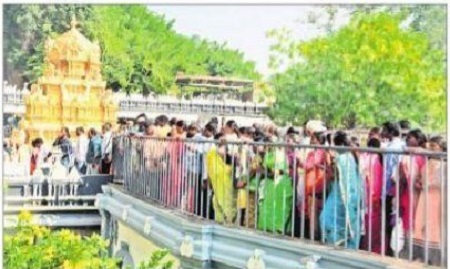 కిక్కిరిసిన ఇంద్రకీలాద్రి