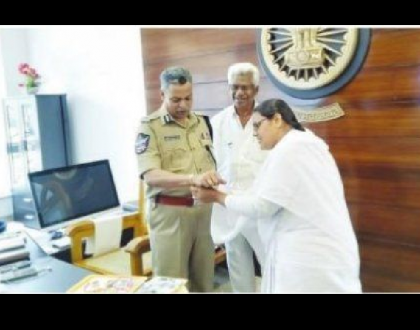 సీపీకి రాఖీ కట్టిన బ్రహ్మకుమారీలు