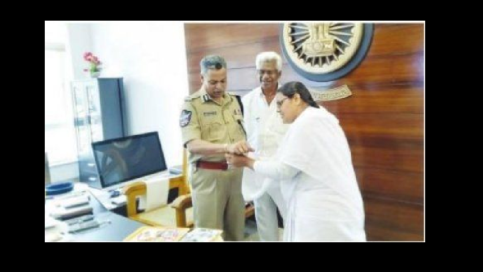 సీపీకి రాఖీ కట్టిన బ్రహ్మకుమారీలు