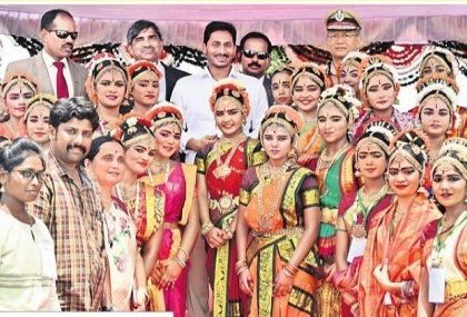 త్రివర్ణ స్ఫూర్తి.. నవరత్నాల దీప్తి