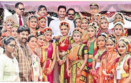 త్రివర్ణ స్ఫూర్తి.. నవరత్నాల దీప్తి
