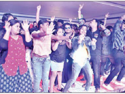 నగరంలో యువతరం సందడి