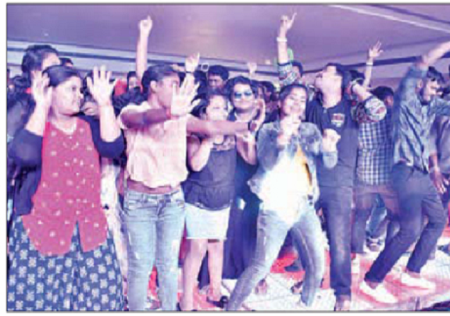 నగరంలో యువతరం సందడి