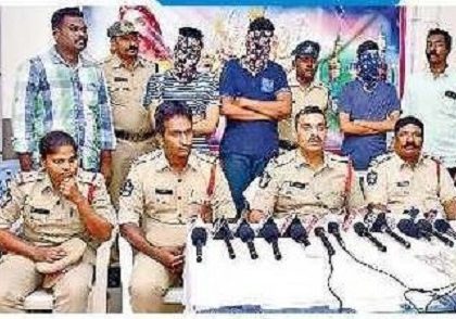 మాయాగాళ్లు దొరికారు..!
