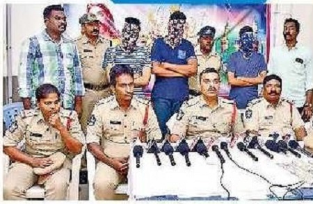 మాయాగాళ్లు దొరికారు..!