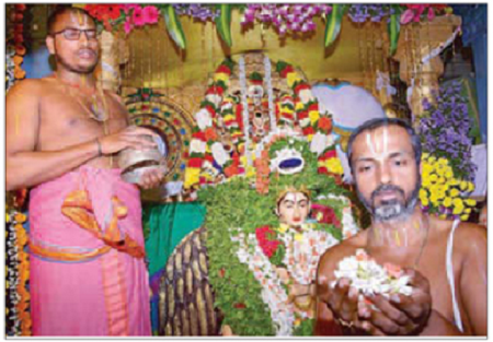 భక్తులతో కిక్కిరిసిన వైష్ణవాలయాలు