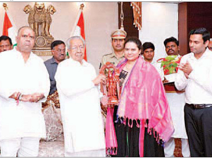 చెస్ చాంప్ హంపికి గవర్నర్ అభినందనలు