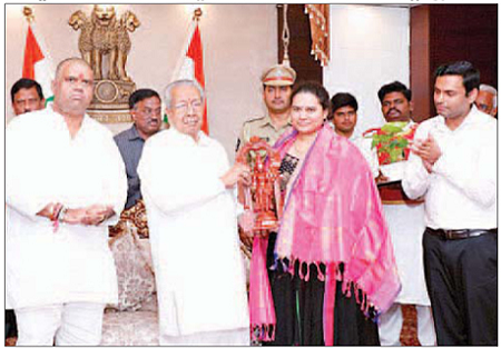 చెస్ చాంప్ హంపికి గవర్నర్ అభినందనలు