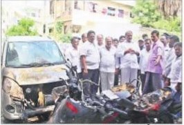 కార్లు, బైకులు దహనం చేసిన ఆకతాయిలు