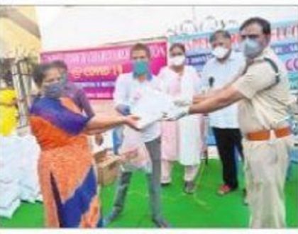 కార్మికులకు నిత్యావసరాలు పంపిణీ