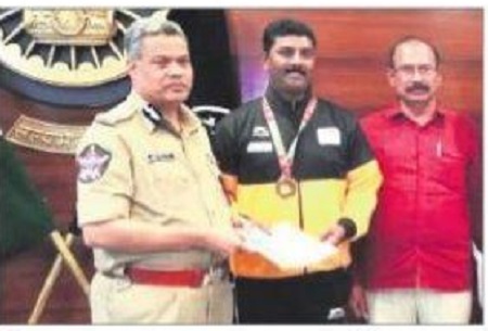 ప్రేమ్‌కుమార్‌ను అభినందించిన సీపీ