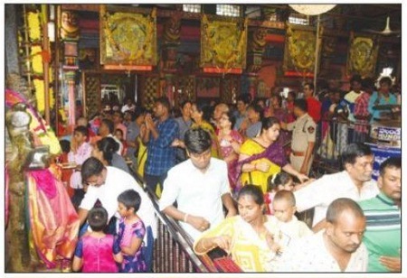 ఇంద్రకీలాద్రికి పోటెత్తిన భక్తజనం
