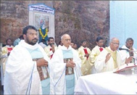 భక్తులచే నీరాజనాలందుకున్న మరియమాత