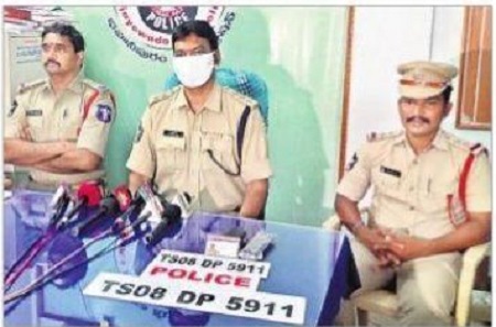 నకిలీ పోలీస్ ఇన్‌స్పెక్టర్ అరెస్ట్