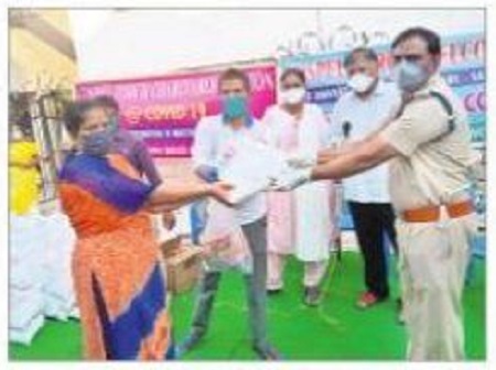 కార్మికులకు నిత్యావసరాలు పంపిణీ