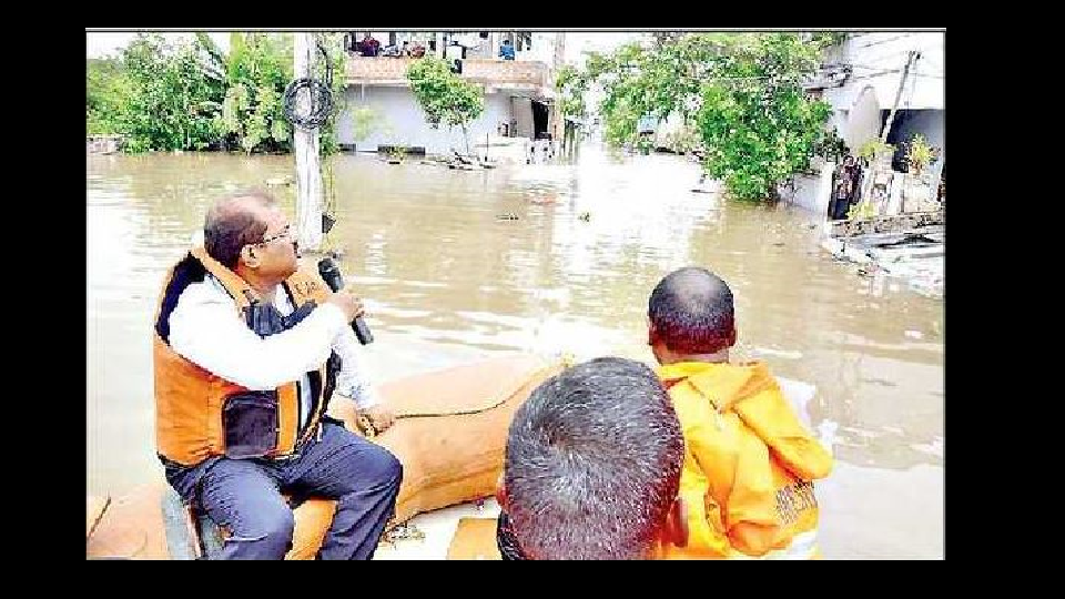 వరద బాధితులకు అండగా ఉంటాం: కలెక్టర్