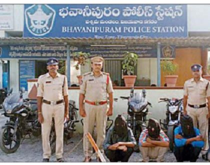నిందితుల అరెస్ట్.. మోటార్ బైకులు స్వాధీనం