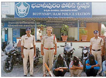 నిందితుల అరెస్ట్.. మోటార్ బైకులు స్వాధీనం