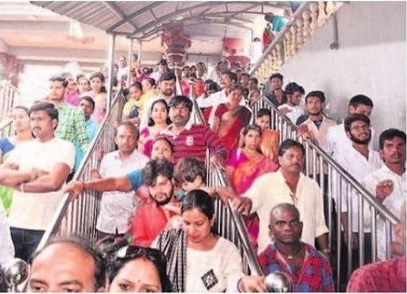 నూతన సంవత్సర వేళ.. దుర్గమ్మకు విశేష పూజలు