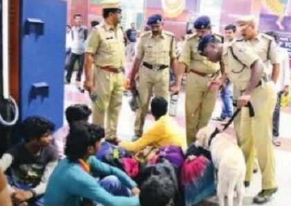 రైలు ప్రయాణీకుల భద్రతలో కీలకపాత్ర పోషిస్తున్నఆర్పీఫ్ పోలీసులు