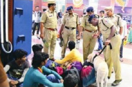 రైలు ప్రయాణీకుల భద్రతలో కీలకపాత్ర పోషిస్తున్నఆర్పీఫ్ పోలీసులు