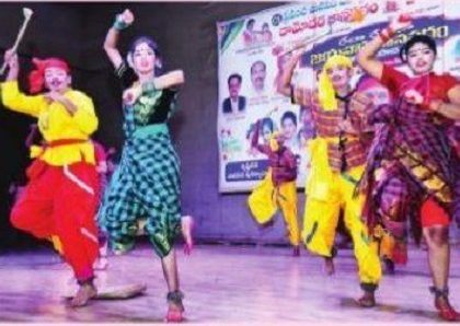 ఆకట్టుకున్న జానపద నృత్యం