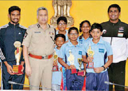 ఉత్తమ స్విమ్మర్లలకు సీపీ అభినందన