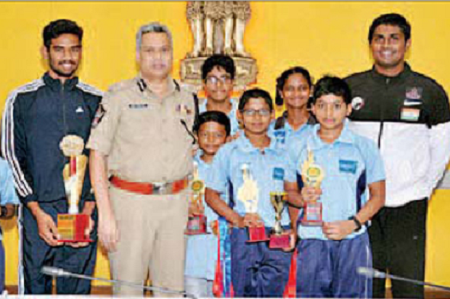 ఉత్తమ స్విమ్మర్లలకు సీపీ అభినందన