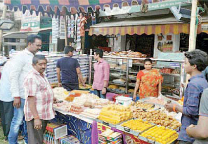 కేకులు, స్వీట్ల అమ్మకాలతో సందడే సందడి