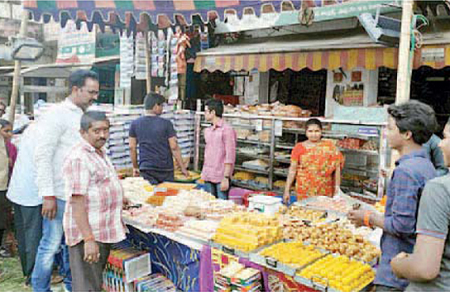 కేకులు, స్వీట్ల అమ్మకాలతో సందడే సందడి