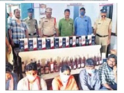 మద్యం తరలిస్తున్న పలువురి అరెస్ట్