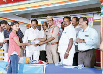 విద్యార్థులకు స్కాలర్‌షిప్ పంపిణీ