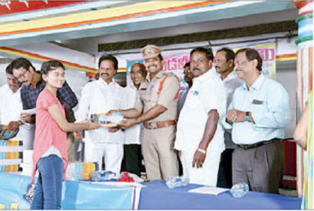 విద్యార్థులకు స్కాలర్‌షిప్ పంపిణీ